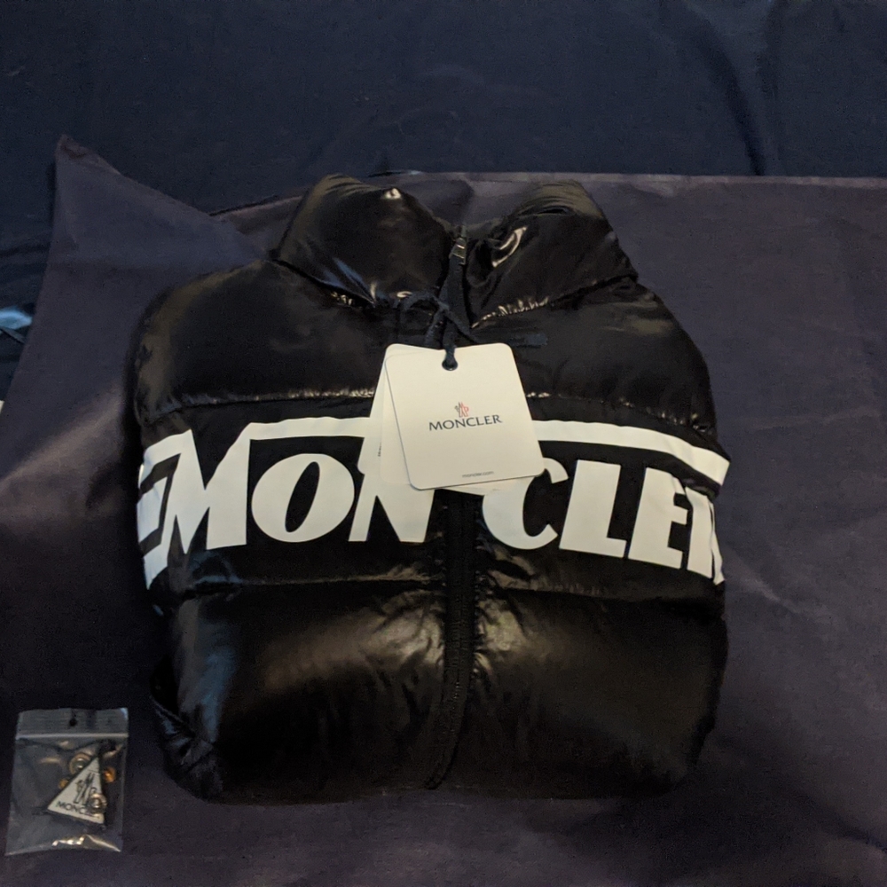 NEW Moncler Puffer Jacket - Picture 15 of 16